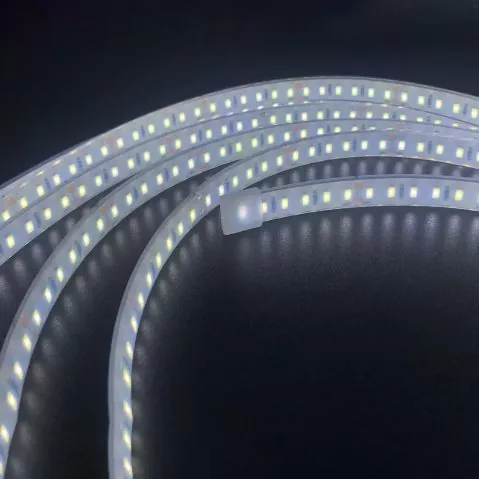 Quali sono le caratteristiche della sorgente luminosa delle comuni strisce di luce a bassa tensione a LED?